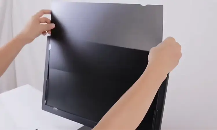 Cómo conseguir que una pantalla de privacidad permanezca en un monitor