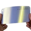 Efeito de envelopamento automotivo com acabamento em dourado e azul brilhante.